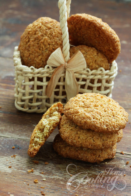 Crispy Coconut Cookies heroshot