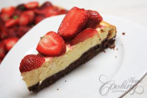 strawberry cheesecake with chocolate cookie dough crust