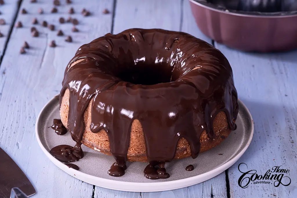 tort bundt cu ciocolata si glazura de ganache de ciocolata
