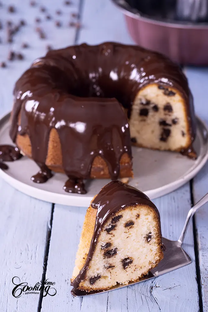 Tort Bundt cu ciocolata si glazura de ganache de ciocolata, felie frumoasa