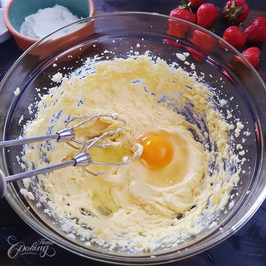 Strawberry Frangipane Cake - step3
