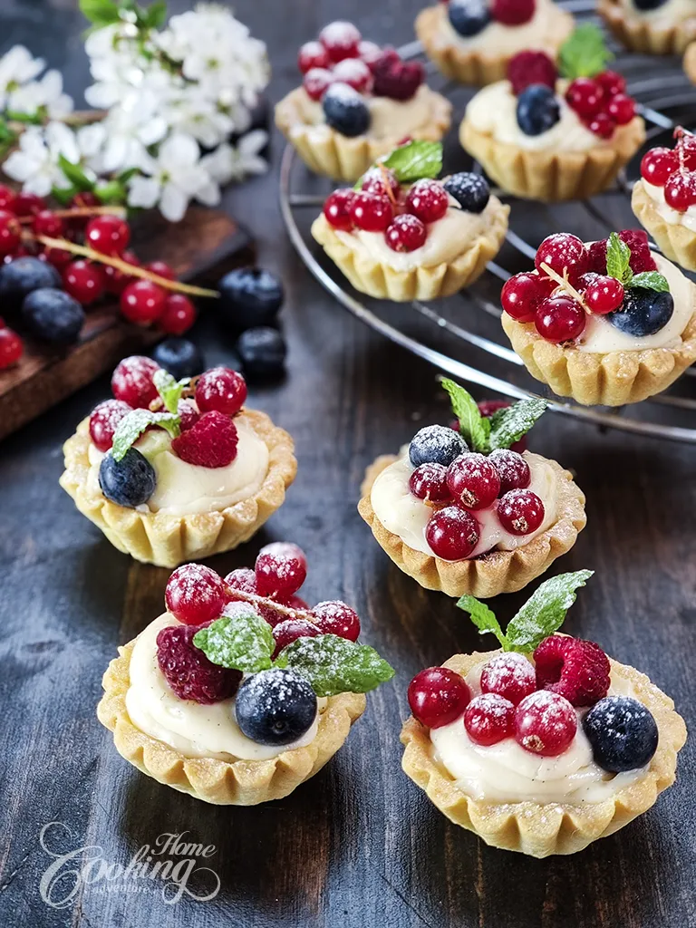 Mini tartaletas de frutos rojos con crema pastelera de vainilla